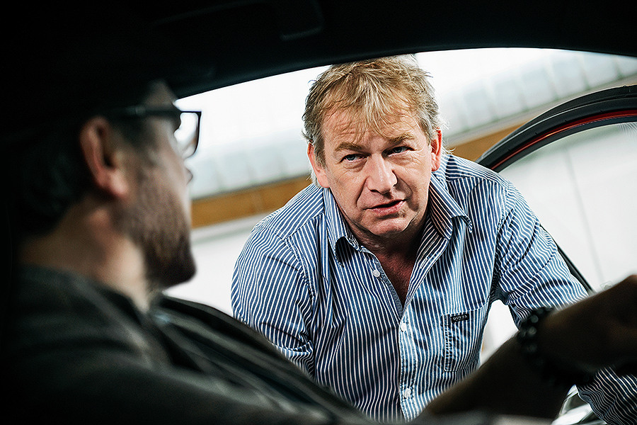 Zwei Männer unterhalten sich in einem Toyota-Fahrzeug; einer, der ein gestreiftes Hemd trägt, lehnt sich ins Auto, während der andere, der eine Brille und einen Hut trägt, aufmerksam zuhört. Sie sind bei der Frey Auto AG, die für erstklassige Autodienstleistungen wie MFK-Inspektion, Reifenservice und umfassende Fahrzeugwartung bekannt ist. Als autorisierter Händler von Premiummarken wie Toyota, Lexus und Suzuki ist die Frey Auto AG auf den Autoverkauf und hochwertige Karosseriearbeiten spezialisiert.