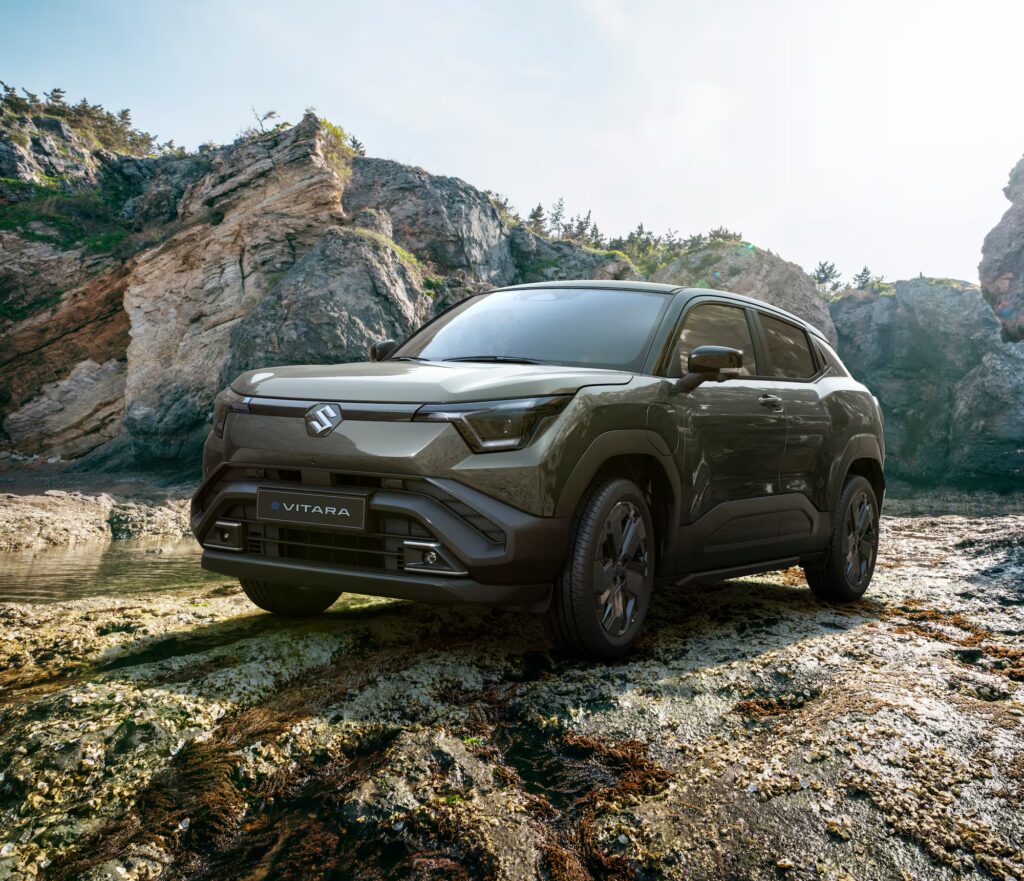 Ein dunkler Suzuki Vitara SUV der Frey Auto AG steht auf felsigem Terrain - Experten für MFK-Inspektion, Service & Autoverkauf.
