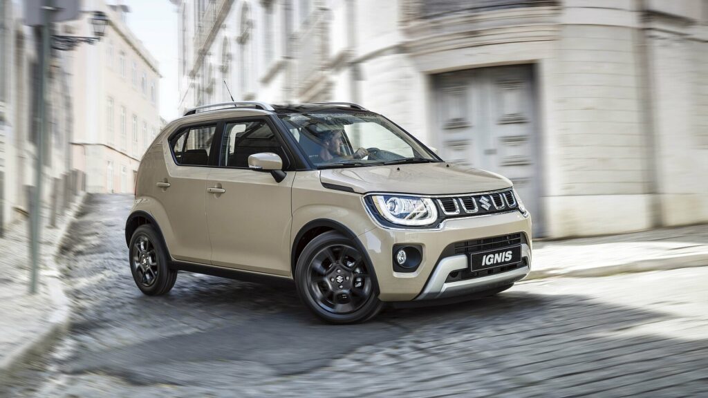 Beigefarbener Kompakt-SUV von Toyota fährt auf einer Kopfsteinpflasterstraße zwischen historischen Gebäuden und präsentiert die umfassenden Kfz-Dienstleistungen der Frey Auto AG wie MFK-Inspektionen, Reifenservice, Routinewartung und fachmännische Karosseriearbeiten. Entdecken Sie neue und gebrauchte Toyota-, Lexus- und Suzuki-Modelle zum Verkauf oder genießen Sie eine erstklassige Autowaschanlage.