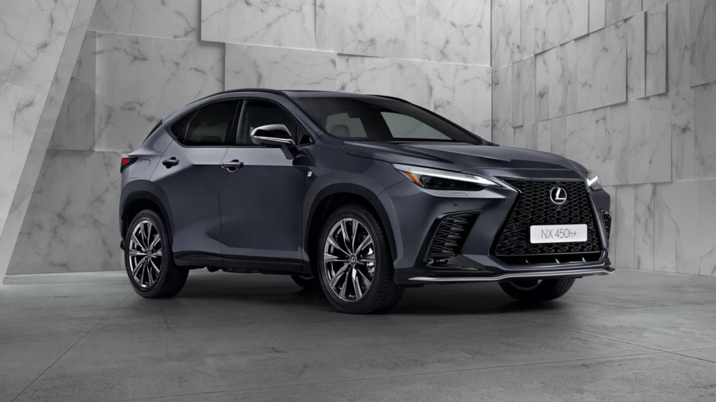 Lexus NX 450h+ in Dunkelgrau, elegant geparkt in einer minimalistischen Betonkulisse, zeigt die Kompetenz der Frey Auto AG im Verkauf von Premiumautos. Spezialisiert auf Topmarken wie Toyota, Lexus und Suzuki bietet die Frey Auto AG umfassende Dienstleistungen wie MFK-Inspektionen, professionelle Reifenservices, fachmännische Karosseriereparaturen und sorgfältige Autowäschen. Entdecken Sie bei der Frey Auto AG hochwertigen Service für Ihr Fahrzeug.