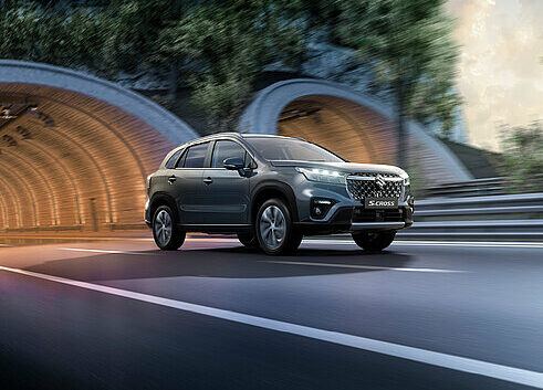 Ein Toyota-SUV fährt durch einen gut beleuchteten Tunnel auf der Autobahn und stellt die Kompetenz der Frey Auto AG im Verkauf von Premium-Toyota-Autos und im After-Sales-Service, einschließlich MFK-Inspektionen und umfassender Karosseriearbeiten, unter Beweis. Mit einem Schwerpunkt auf hochwertiger Autopflege bietet die Frey Auto AG auch spezialisierte Reifenservices und sorgfältige Autowäschen für Marken wie Lexus und Suzuki an.