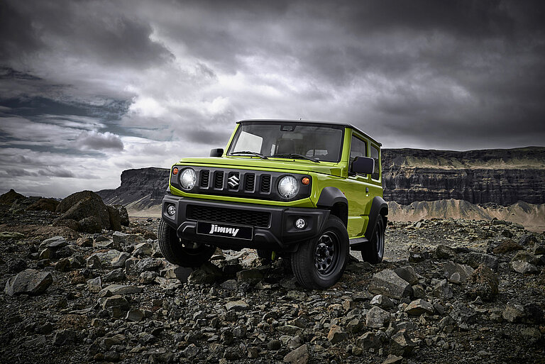 Ein robuster grüner Suzuki Jimny, ein kultiger Geländewagen, der für sein kompaktes Design und seine Geländegängigkeit bekannt ist, steht auf felsigem Gelände mit einem dramatischen Wolkenhimmel im Hintergrund. Frey Auto AG ist auf umfassende Autoservices spezialisiert, darunter MFK-Inspektionen, fachmännischer Reifenservice, detaillierte Karosseriereparaturen und professionelle Autowaschdienste. Entdecken Sie Freys vielfältiges Markenangebot mit neuen und gebrauchten Modellen von Toyota, Lexus und Suzuki, die zum Verkauf stehen.