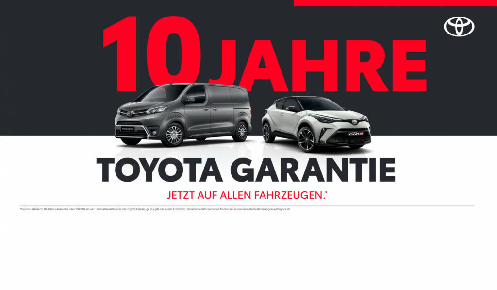 Toyota-Werbung in deutscher Sprache mit 10-Jahres-Garantie. Auf der linken Seite ist ein silberner Toyota-Van und auf der rechten ein weißer Toyota-Pkw mit roten und schwarzen Akzenten abgebildet, was das Engagement der Frey Auto AG für hochwertige Kfz-Dienstleistungen symbolisiert. Spezialisiert auf MFK-Inspektionen, Reifenservice, umfassende Fahrzeugwartung, Karosseriereparaturen, professionellen Autoverkauf von Toyota-, Lexus- und Suzuki-Modellen. Außerdem bieten wir professionelle Autowaschanlagen an, um den makellosen Zustand Ihres Fahrzeugs zu erhalten.