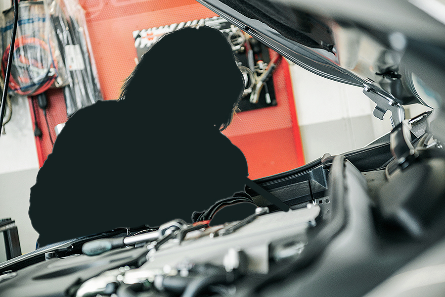 Ein Mechaniker führt in der Werkstatt der Frey Auto AG eine detaillierte Motorinspektion für ein Toyota-Fahrzeug mit geöffneter Motorhaube durch. Im Hintergrund sind Spezialwerkzeuge auf einer Stecktafel angeordnet. Das Bild unterstreicht die Kompetenz der Frey Auto AG in der MFK-Inspektion und umfassenden Kfz-Dienstleistungen, darunter Reifenservice, regelmäßige Wartungskontrollen und Karosseriereparaturen für Marken wie Toyota, Lexus und Suzuki.