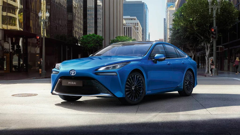Eine blaue Toyota-Limousine steht auf einer Stadtstraße, umgeben von modernen Gebäuden und Bäumen. Sie unterstreicht die umfassenden Dienstleistungen der Frey Auto AG, darunter fachmännische MFK-Inspektionen, Reifenservice-Angebote, detaillierte Autowäschen, präzise Karosserielösungen und umfangreiche Toyota-Autoverkäufe. Außerdem werden Premium-Lexus-Optionen und zuverlässige Suzuki-Modelle angeboten.