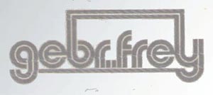 Logo für Frey Auto AG mit stilisiertem Text „gebr. frey“ innerhalb eines geometrischen Emblems. Das Unternehmen ist spezialisiert auf Dienstleistungen wie MFK-Inspektion, Reifenservice, umfassende Fahrzeugwartung, Karosseriereparaturen, Autoverkauf von Topmarken wie Toyota, Lexus und Suzuki sowie Premium-Autowaschdienste.