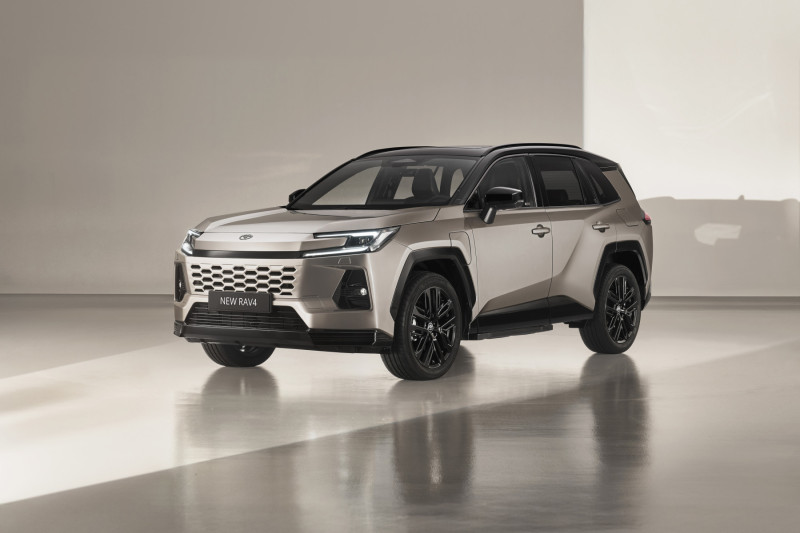 Ein beige-schwarzer Toyota RAV4 SUV steht prominent im glänzenden Ausstellungsraum der Frey Auto AG, dem offiziellen Händler für Toyota, Lexus und Suzuki. Das Fahrzeug trägt die Aufschrift „NEW RAV4“ auf dem vorderen Nummernschild. Die Umgebung unterstreicht die umfassenden Kfz-Dienstleistungen der Frey Auto AG, darunter MFK-Inspektion, professioneller Reifenservice, planmäßige Fahrzeugwartung, fachmännische Karosseriereparaturen, zertifizierter Fahrzeugverkauf von Neu- und Gebrauchtwagen von Toyota, Lexus und Suzuki sowie eine hauseigene Autowaschanlage.