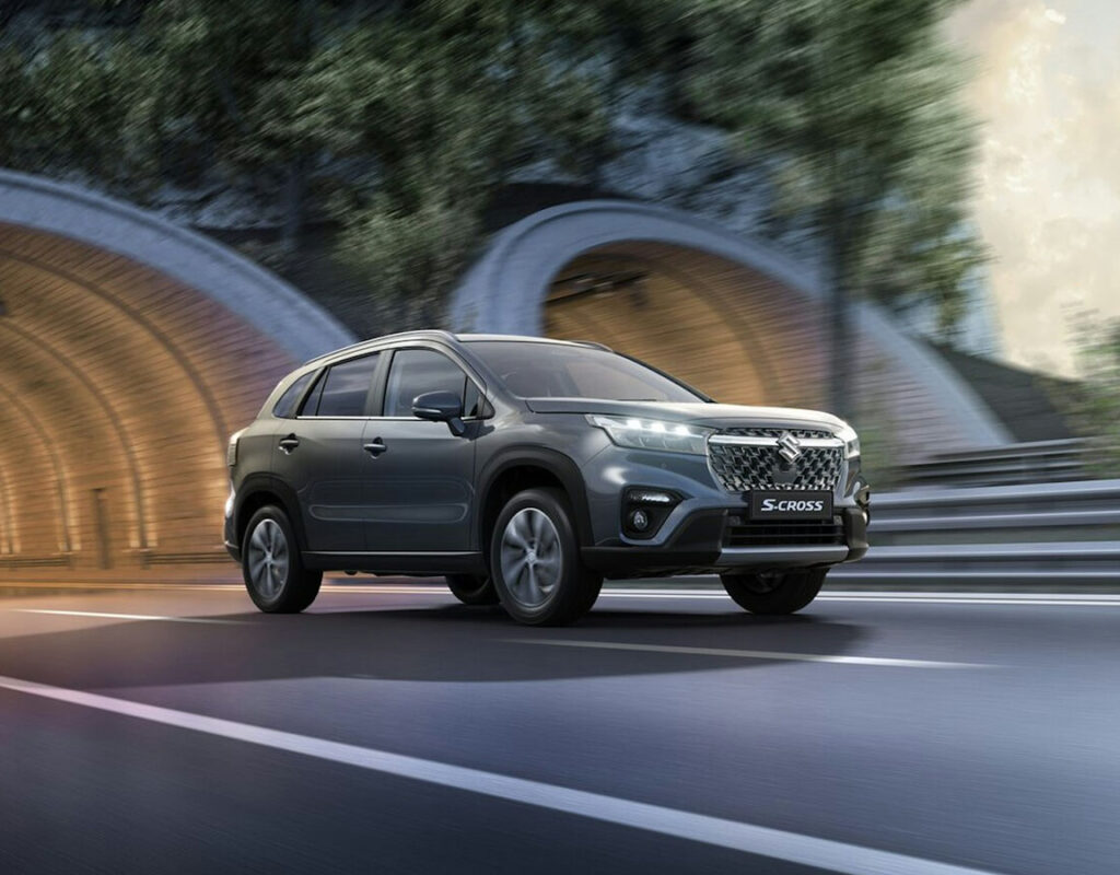 Ein grauer Suzuki S-Cross fährt durch einen Tunnel – dies symbolisiert die professionelle Kompetenz der Frey Auto AG im Bereich Verkauf und Service von Suzuki-, Toyota- und Lexus-Modellen.