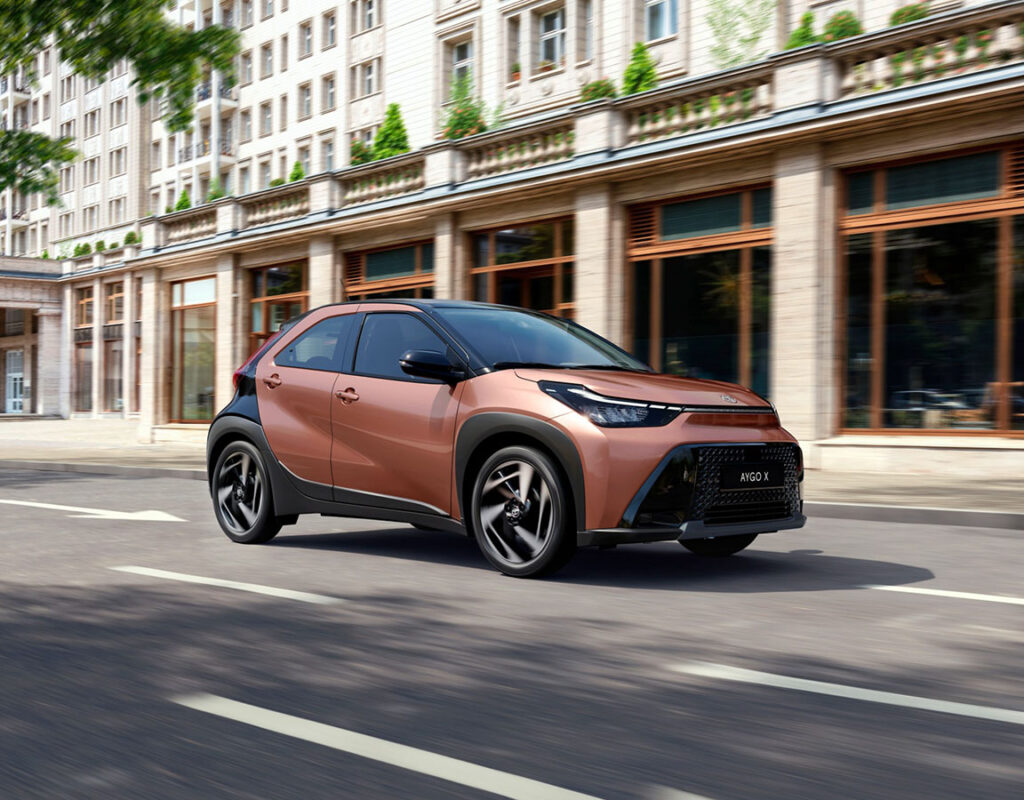 Kupferfarbener Toyota Aygo X von Frey Auto AG, erhältlich im Autohaus sowie mit professioneller Wartung einschließlich MFK-Prüfung, Reifenservice und Karosseriearbeiten.