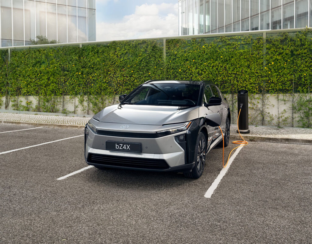 Ein silberner Toyota bZ4X, der an einer Ladestation aufgeladen wird – ein Symbol für die hochwertigen Kfz-Dienstleistungen und den Verkauf, die bei der Frey Auto AG angeboten werden.