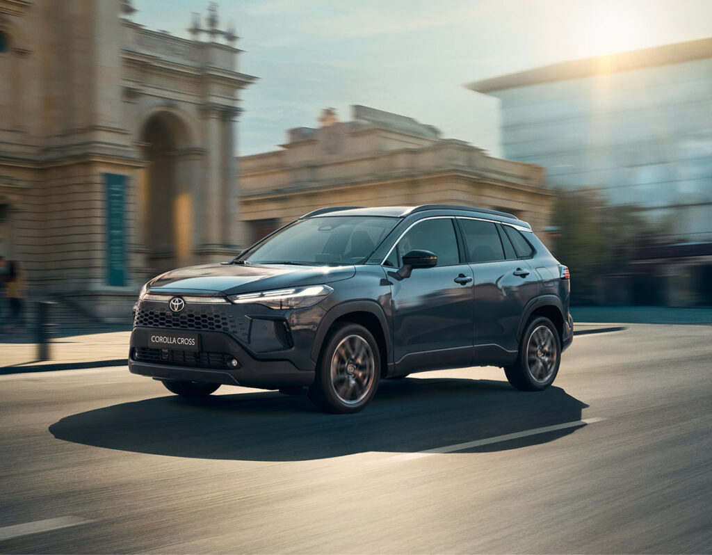 Dunkelgrauer Toyota Corolla Cross von Frey Auto AG, erhältlich im Autohaus und mit professionellem Service.