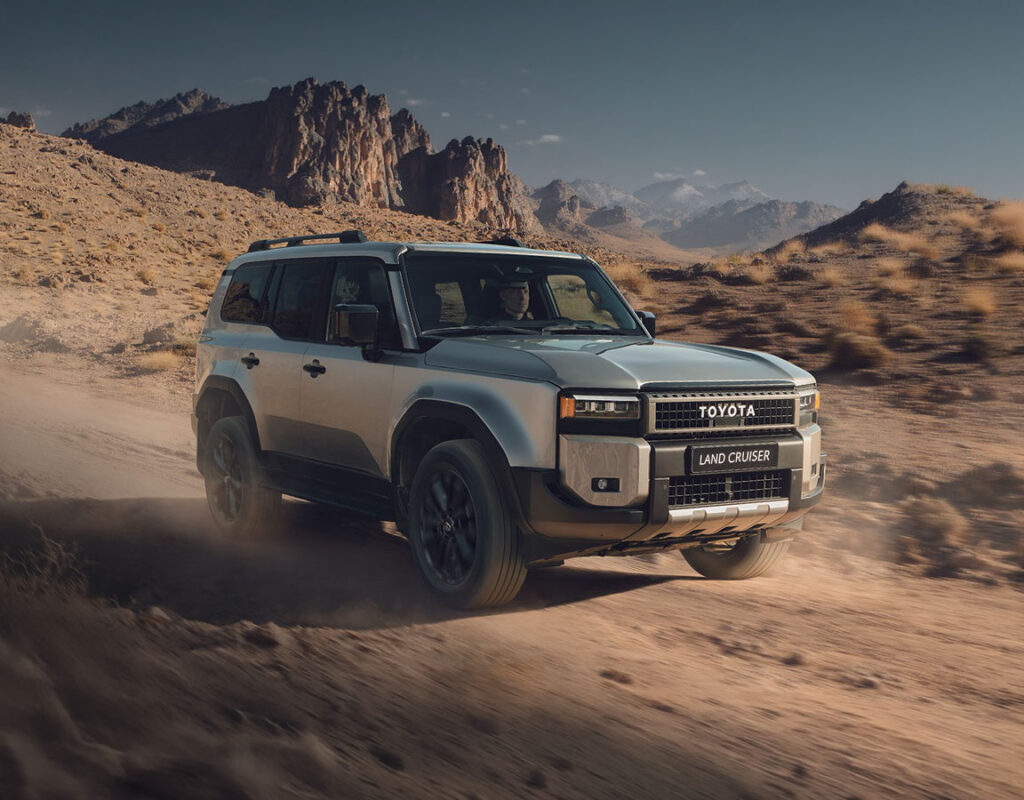 Silberner Toyota Land Cruiser Geländewagen in einer Wüstenlandschaft, erhältlich für Spezialdienstleistungen, MFK-Prüfung und den Verkauf von Premium-Fahrzeugen bei der Frey Auto AG.