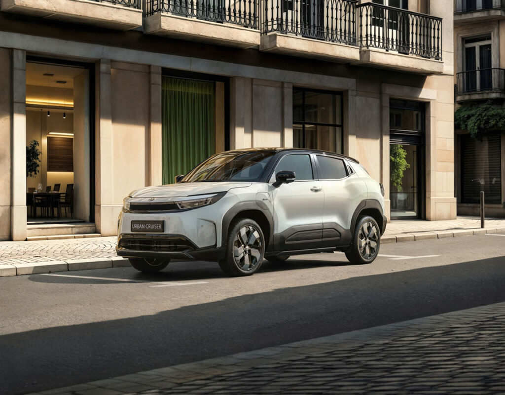 Weißer Toyota Urban Cruiser, geparkt auf einer Stadtstraße, erhältlich bei der Frey Auto AG für den professionellen Toyota-Verkauf, die MFK-Prüfung und den Fahrzeugservice.