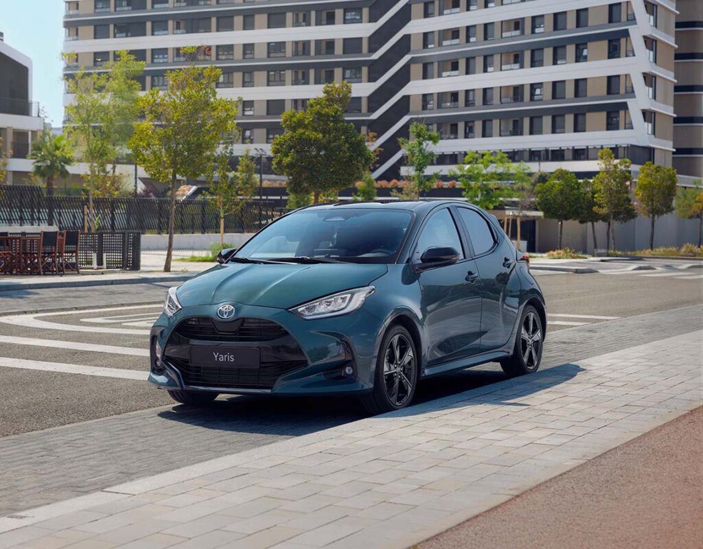 Dunkelblauer Toyota Yaris als Fließheck, geparkt auf einer Stadtstraße, erhältlich bei der Frey Auto AG, die sich auf den Verkauf von Fahrzeugen sowie fachgerechten Service spezialisiert hat, darunter Wartung von Toyota, Lexus und Suzuki, MFK-Prüfung, Reifenservice und professionelle Karosseriearbeiten.